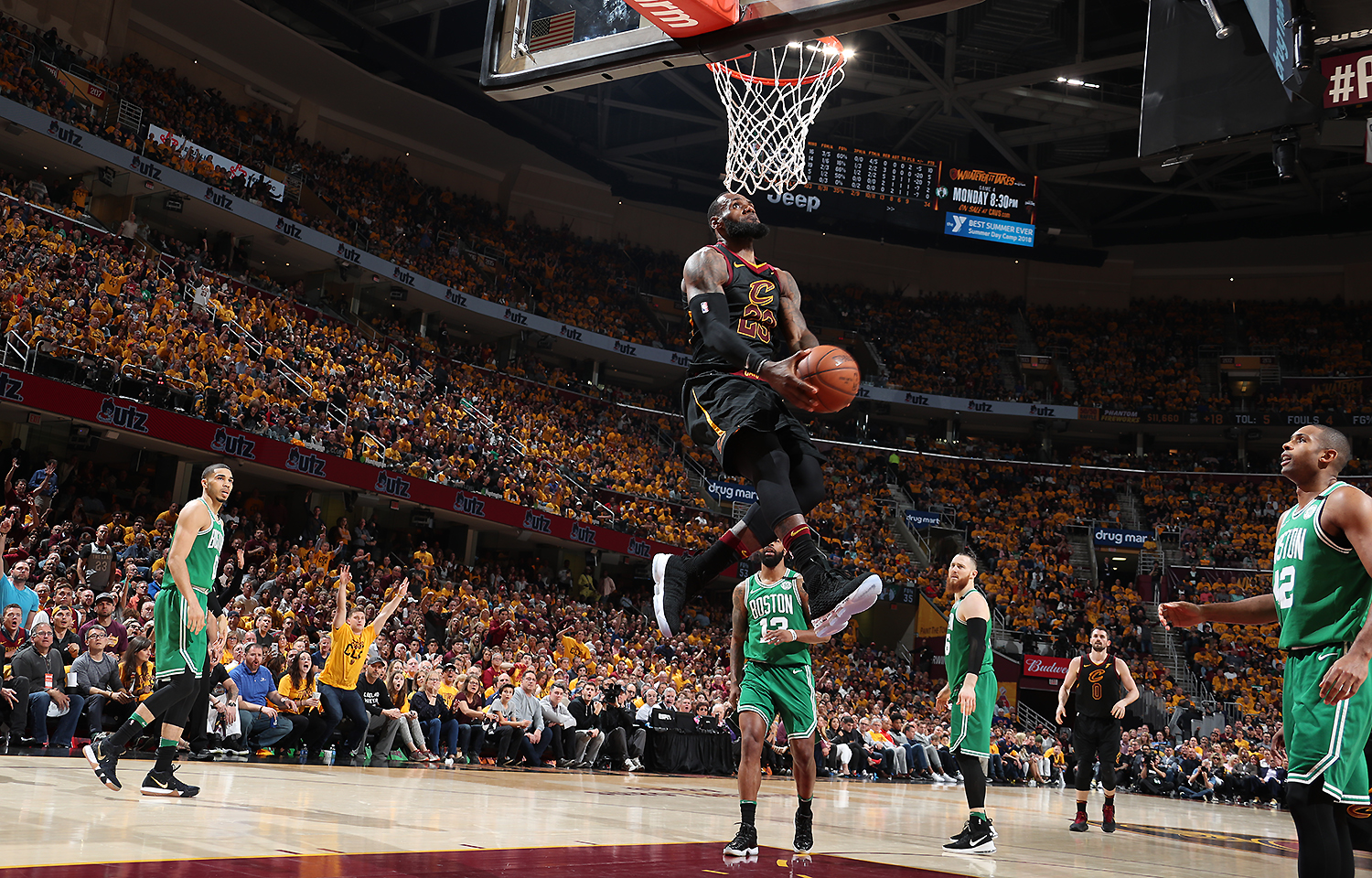 申花发布球队32岁生日海报，却把“32nd”写成“32th”（申花32岁队庆海报翻车：把“32nd”误写成“32th”）