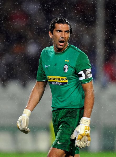 山雨欲来！英超冠军彻底爆了：2功臣炮轰+斯洛特遭兵变 队长表态（英超冠军危机四伏：两大功臣开炮，斯洛特遭更衣室逼宫，队长发声）