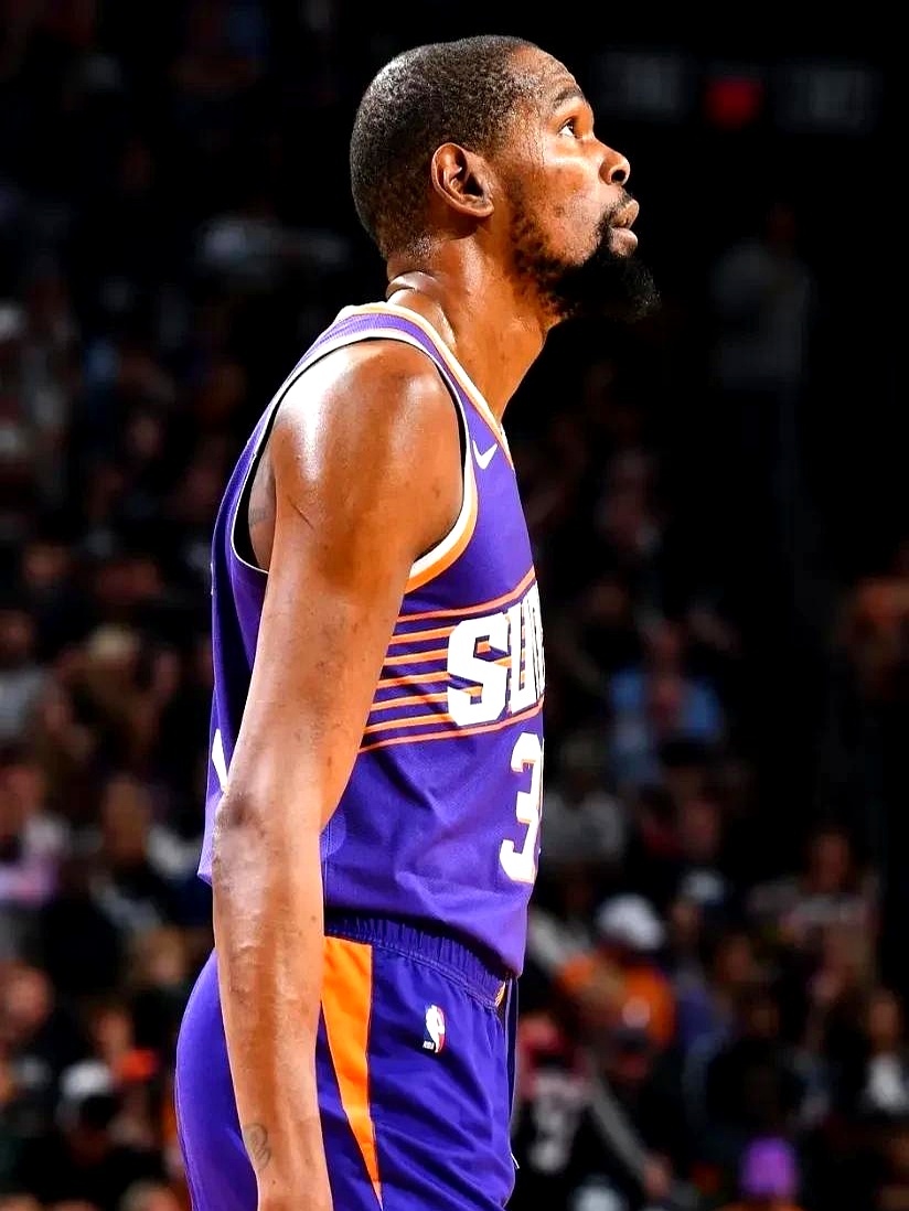 完成大四喜，姆巴佩当选欧冠官方本周最佳球员（姆巴佩独中四元，荣膺欧冠官方周最佳球员）