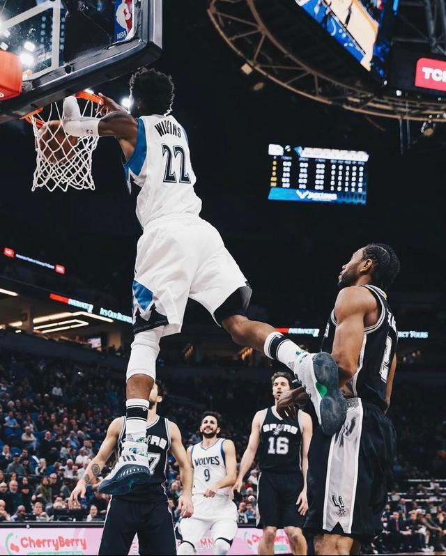 红牌出现 比赛形势急转直下（红牌一出，战局瞬间失衡）