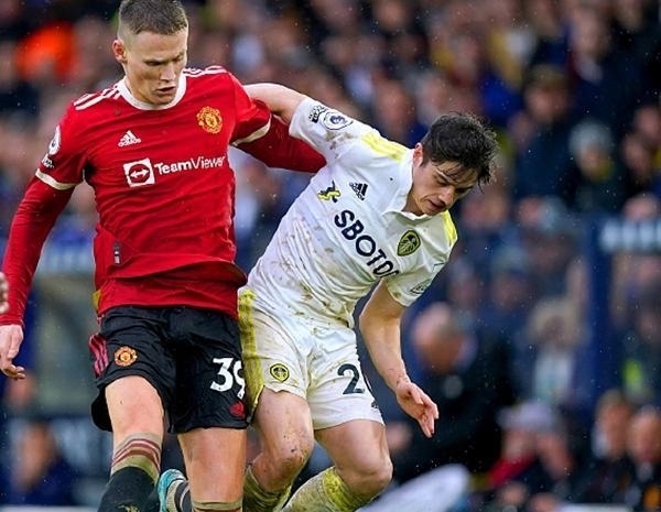 大哥你在干嘛？米兰德比补时阶段，巴斯托尼掏裆奇克