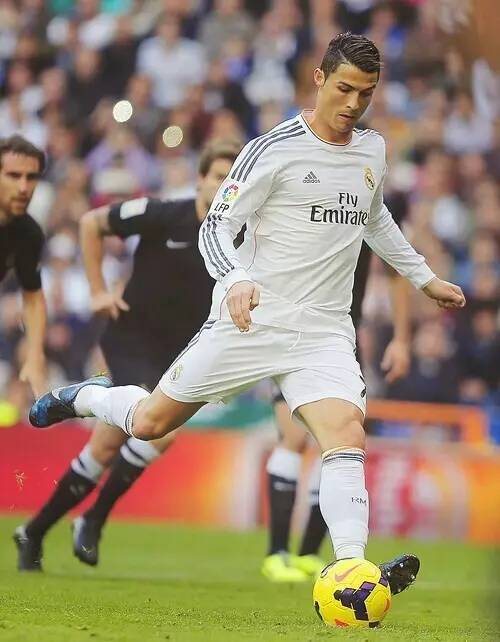 篮球勇士球星连中五记三分引全场欢呼